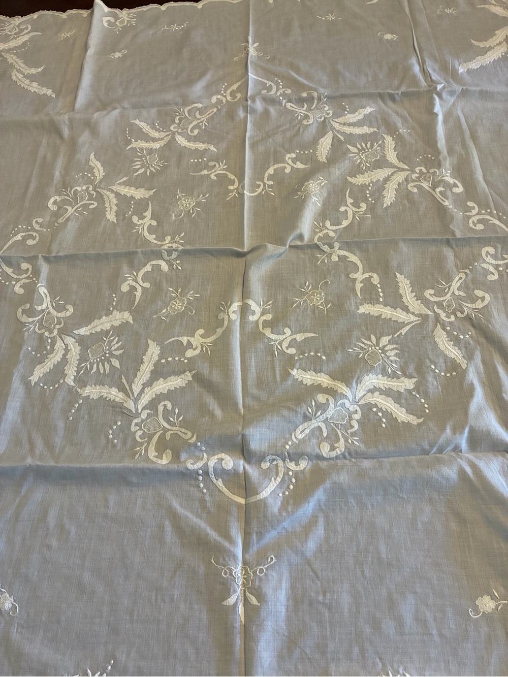Embroidered Floral Linen Tablecloth and 6 napkins in white/off white